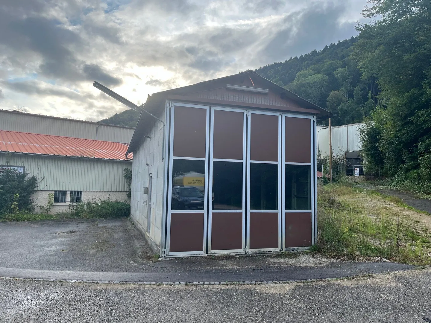 On the Thecla site in St-Ursanne closed local of 200 m² for rent - Photo 2 of 3