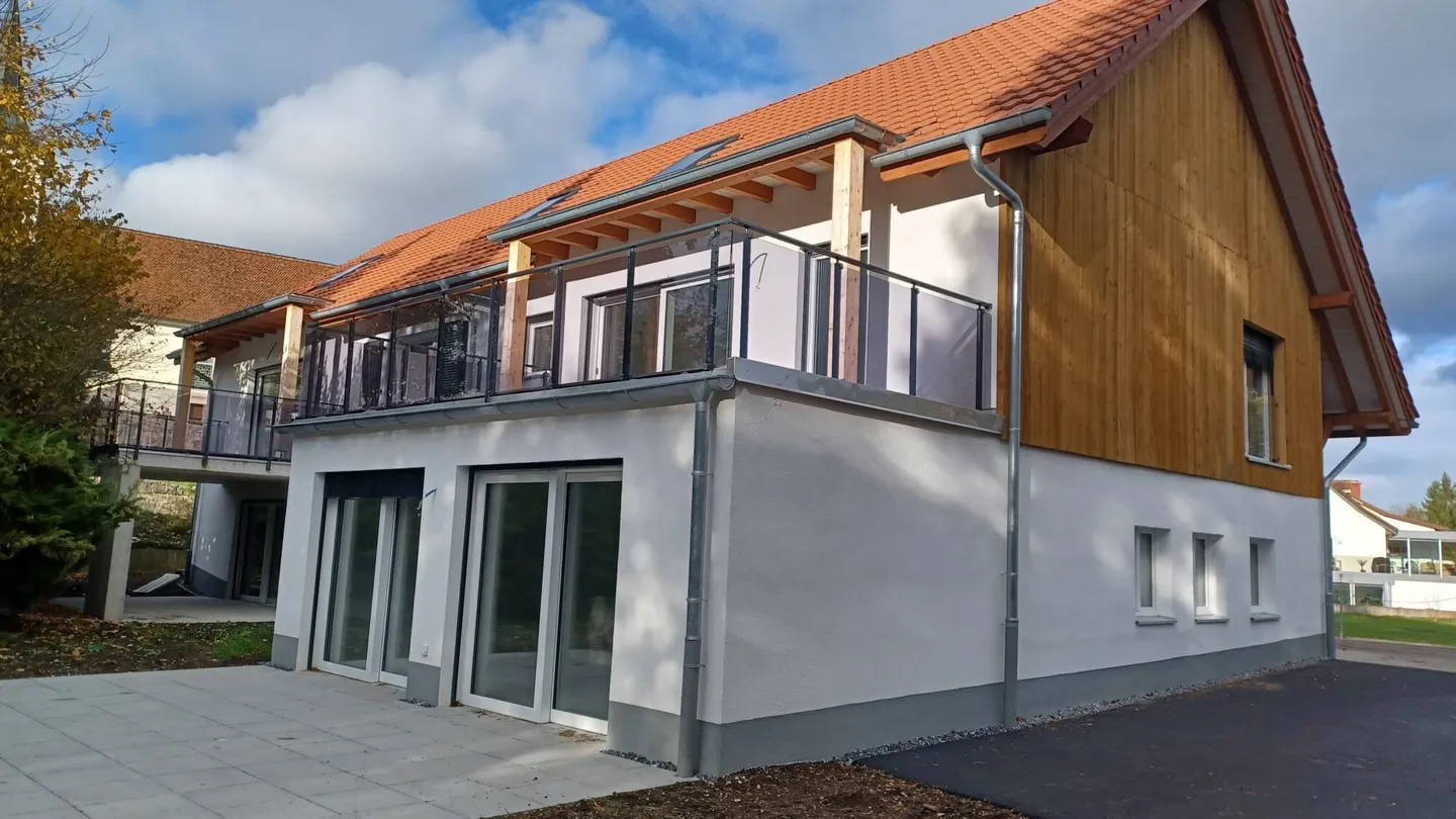 Appartement rénové au rez-de-chaussée - Photo 1 sur 10