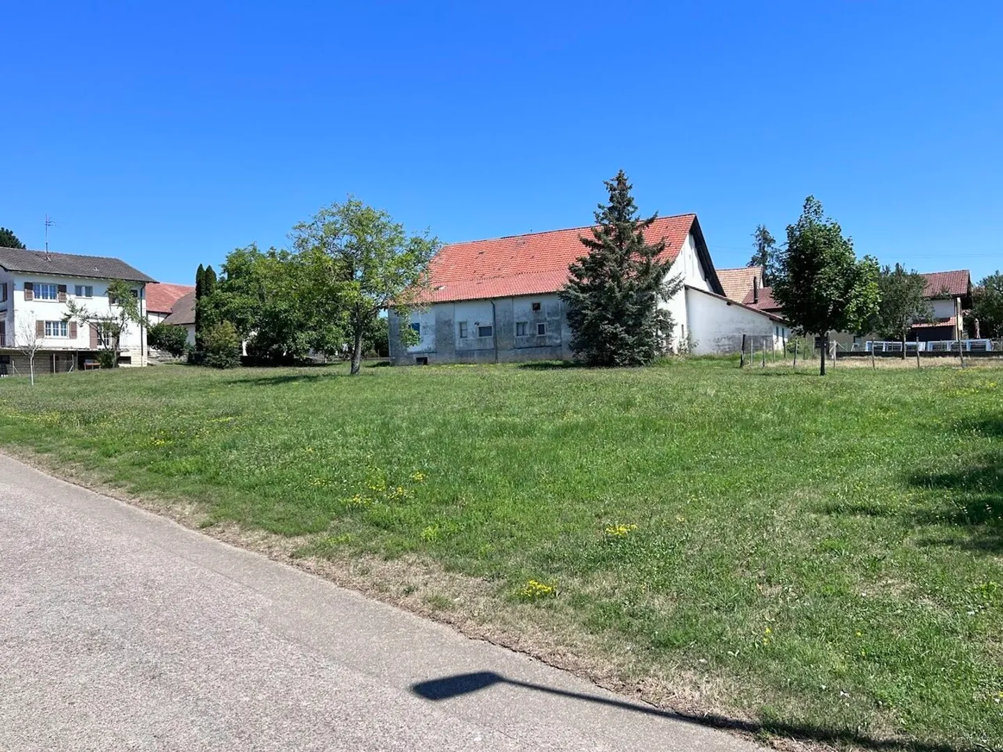 In vendita: terreno edificabile servito e pianeggiante di 720 m2 a Bure - Foto 1 di 4