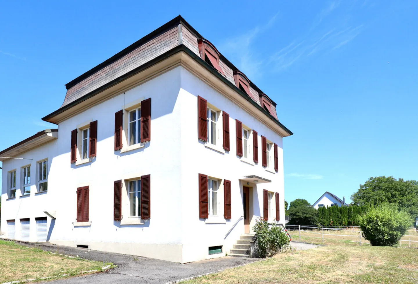 Mixed-use building with 3 apartments and craft premises in Porrentruy - Photo 2 of 13