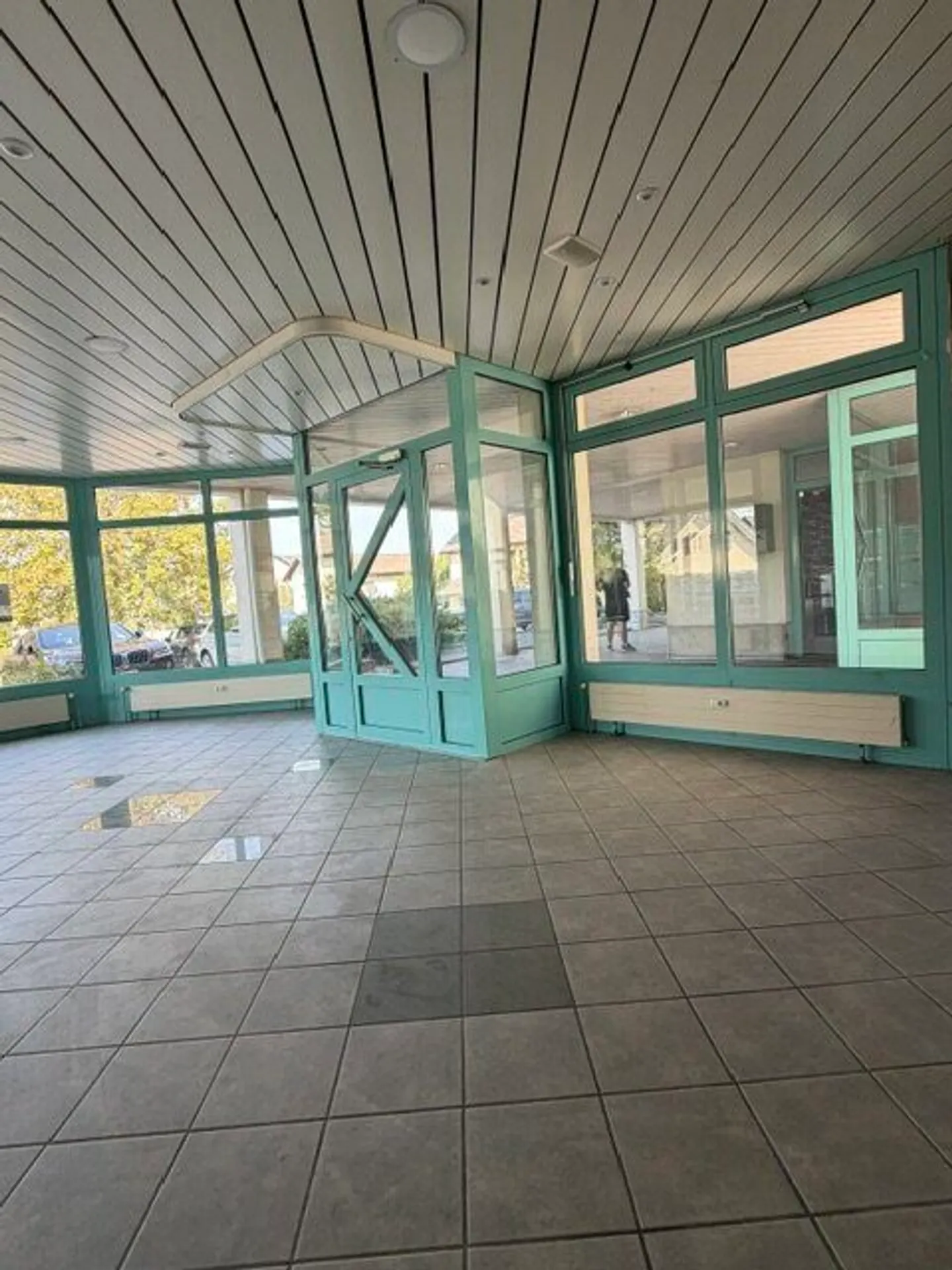 Spazio commerciale di ~80 m² al piano terra in vendita a Bassecourt - Foto 1 di 10