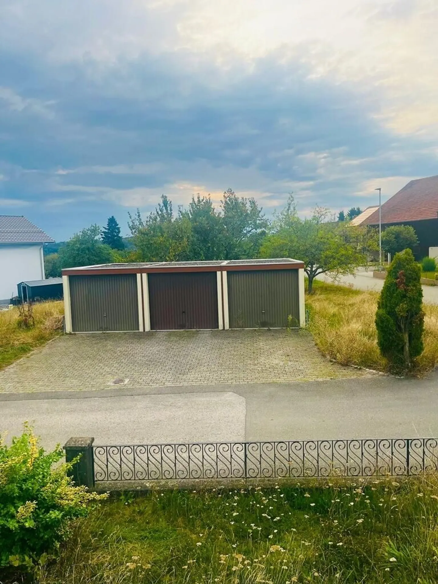 Nel villaggio di Bure 3 garage su un terreno edificabile in vendita - Foto 2 di 2