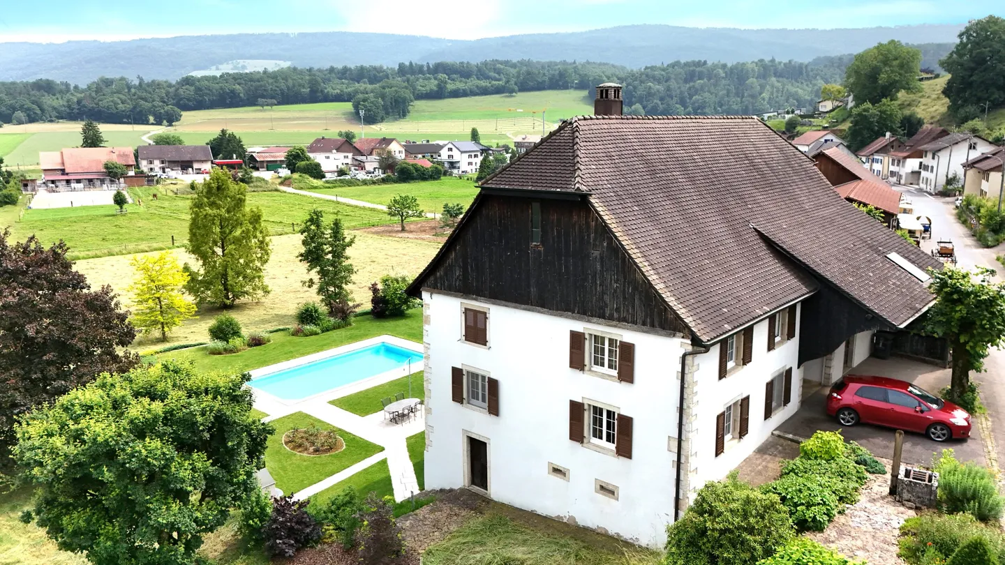 Superbe ferme rénovée de 7 pièces à Courtedoux - Photo 1 sur 13