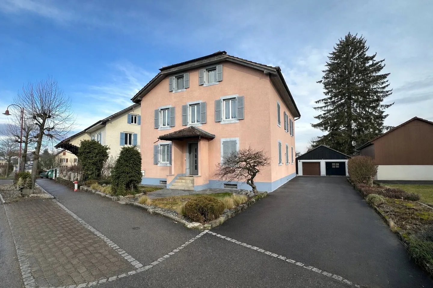 House for sale with 3 apartments and large land in Courgenay - Photo 1 of 13