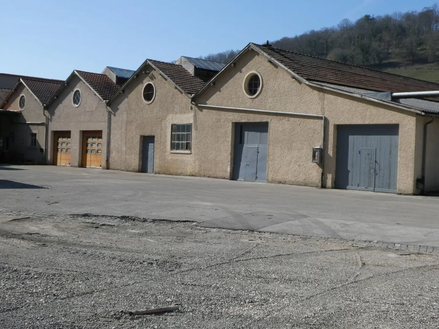 For sale in St-Ursanne industrial site housing rented spaces - Photo 8 of 12