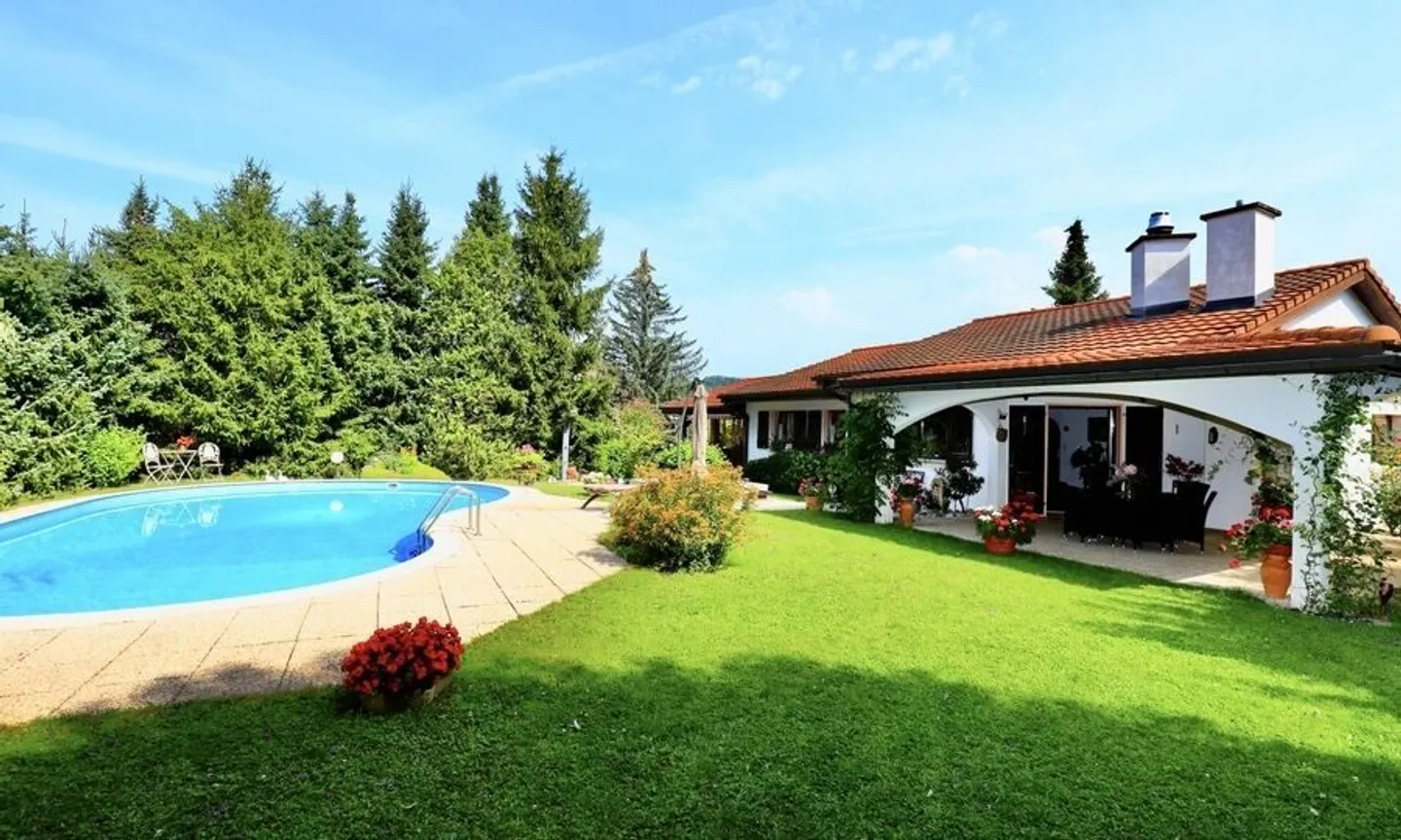 À Porrentruy villa de 7 pièces sur un vaste terrain boisé à vendre - Photo 1 sur 13