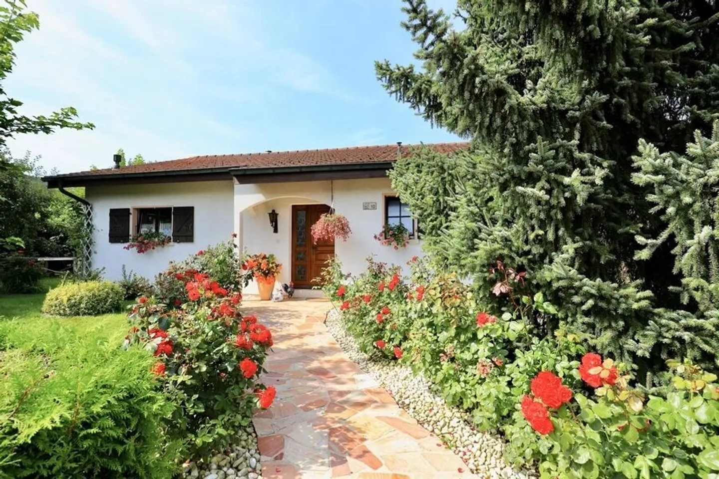 À Porrentruy villa de 7 pièces sur un vaste terrain boisé à vendre - Photo 2 sur 13