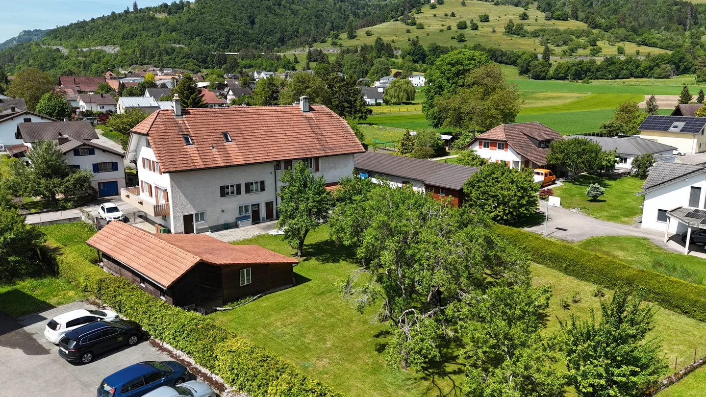 In vendita a Glovelier edificio con 3 appartamenti e grande terreno - Foto 1 di 13