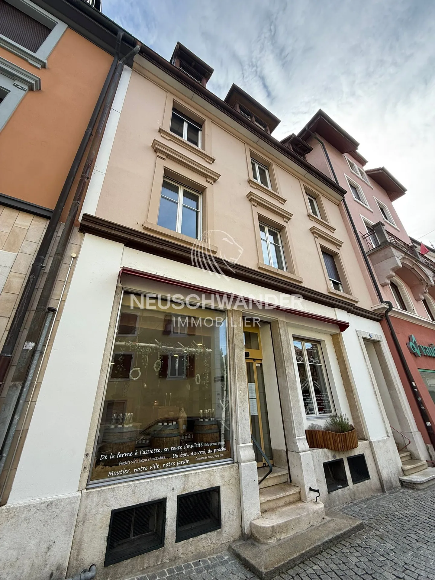 Edificio di rendimento - Foto 2 di 13