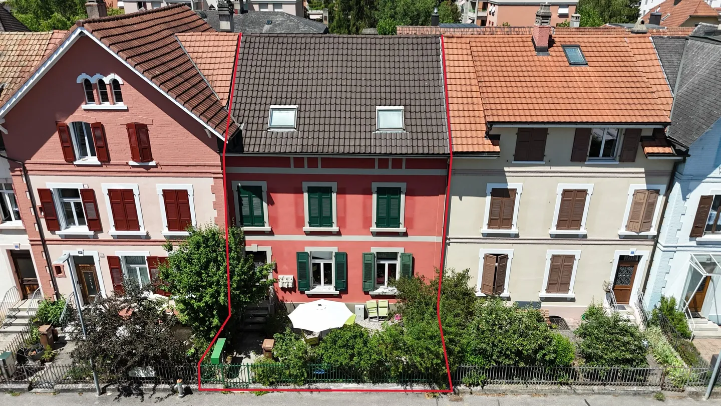 Zu verkaufen in Delémont Gebäude mit 3 Wohnungen, Terrasse und Garten - Foto 1 von 13