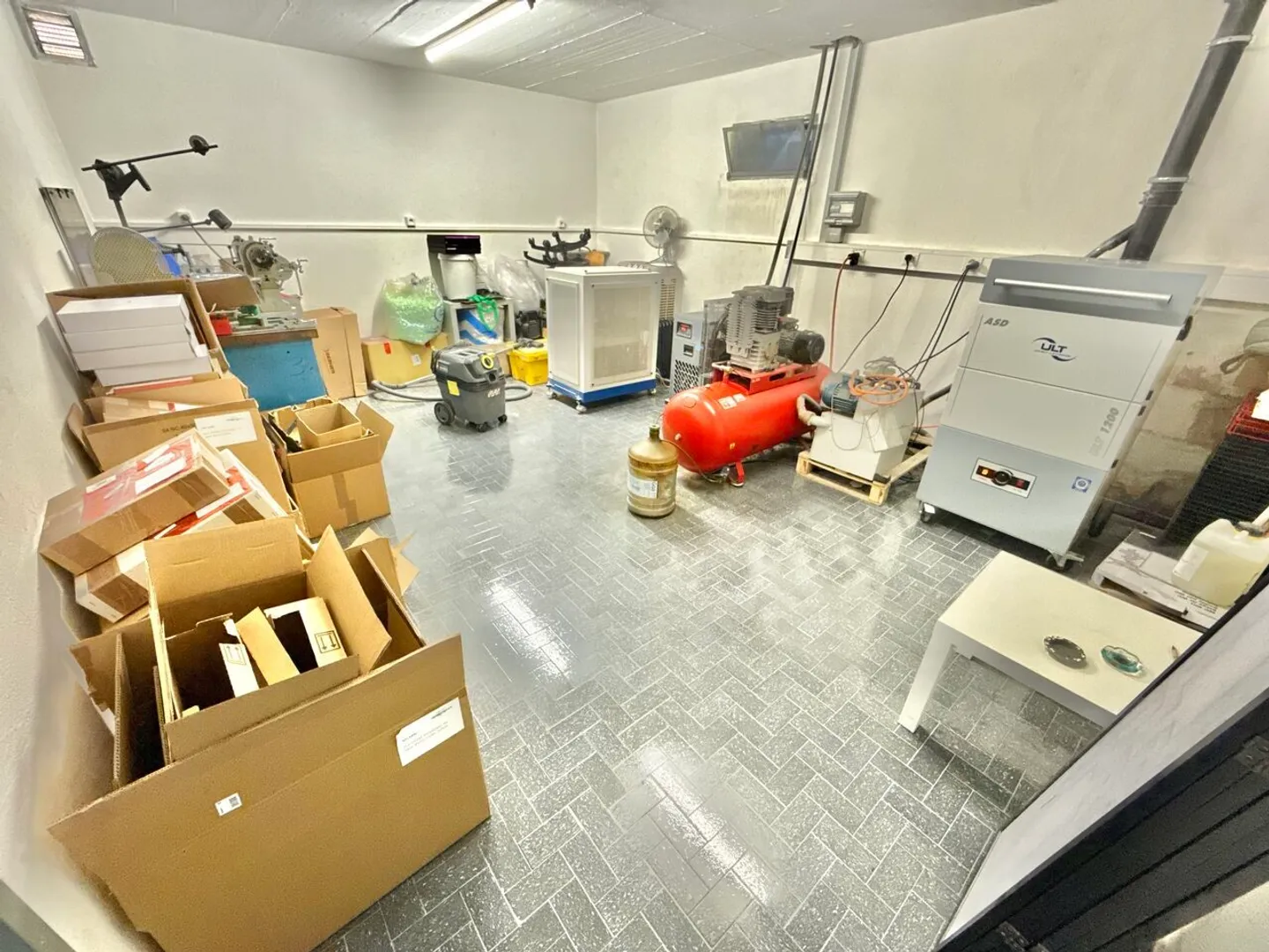 For sale in Bassecourt spacious polishing workshop with 10 rooms - Photo 7 of 13