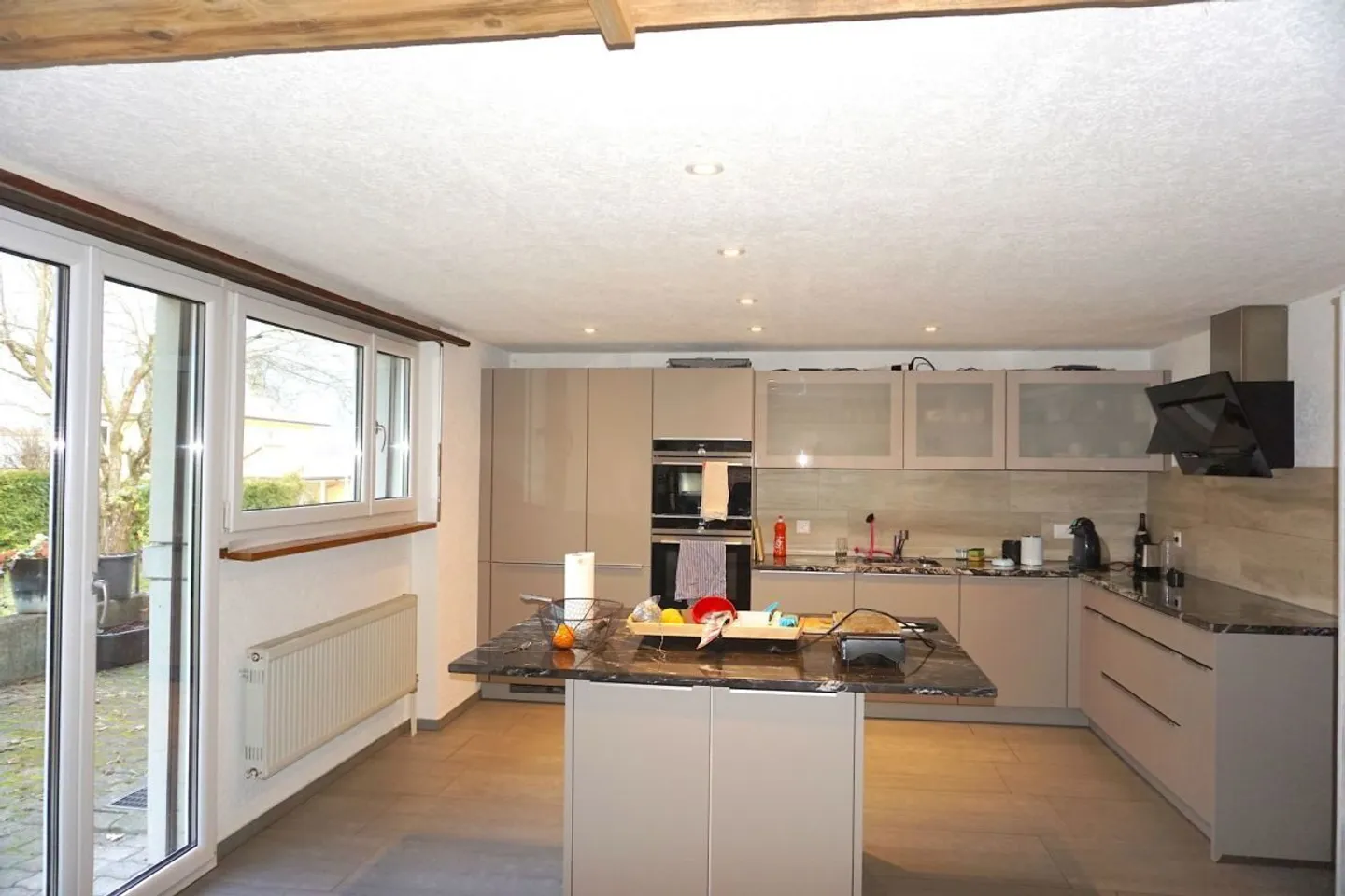 For sale in Bassecourt, a house with 8.5 rooms and 1 workshop - Photo 3 of 13