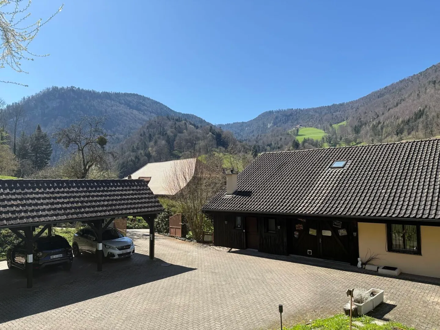 Located in Roches warm 3.5 room apartment for sale - Photo 2 of 9