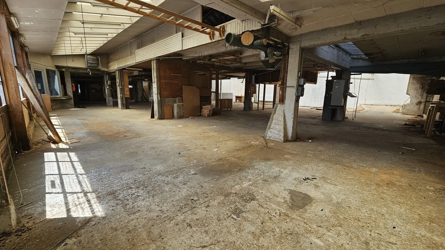 For sale in Reconvilier building to renovate with apartments + workshops - Photo 9 of 13