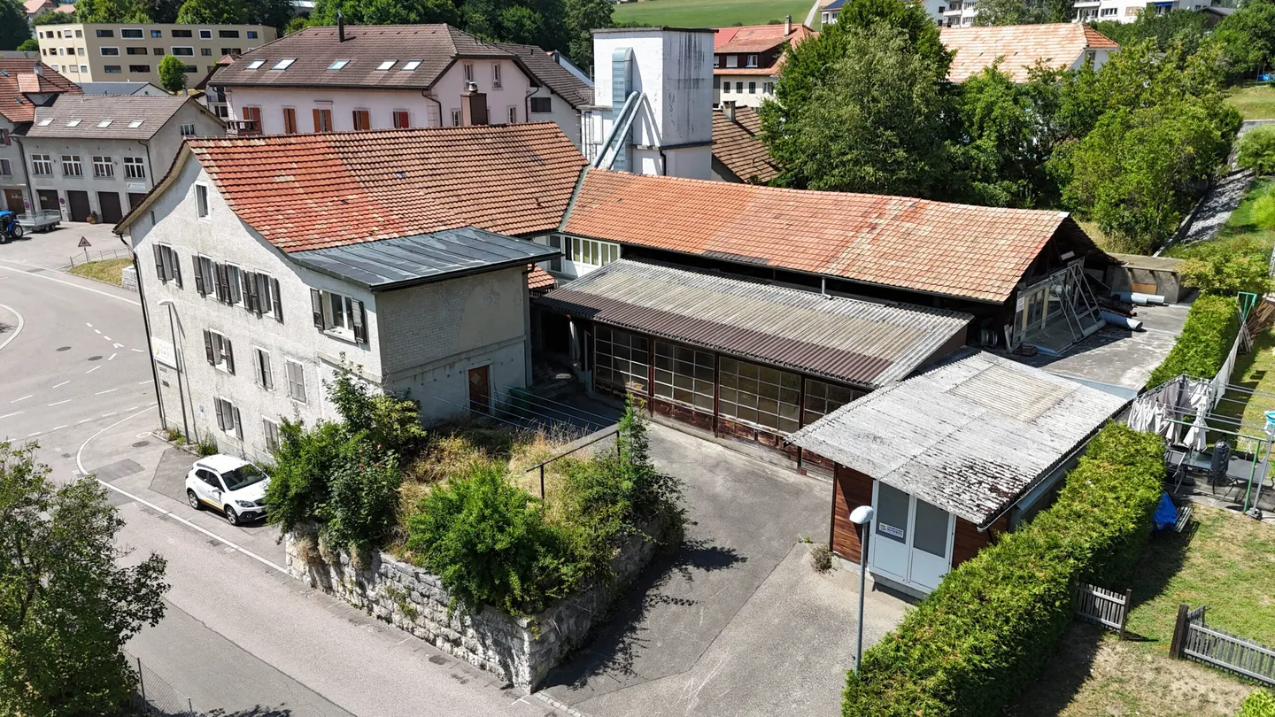 For sale in Reconvilier building to renovate with apartments + workshops - Photo 3 of 13