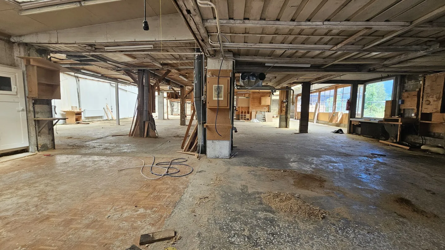 For sale in Reconvilier building to renovate with apartments + workshops - Photo 10 of 13
