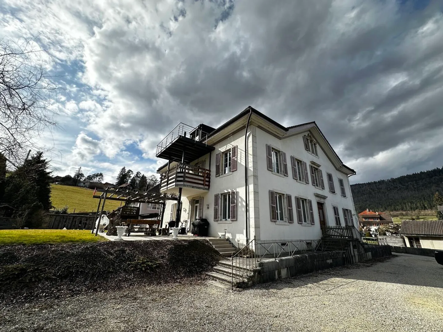 Spacious 6.5-room apartment for sale on the 1st floor in Sonceboz - Photo 1 of 13