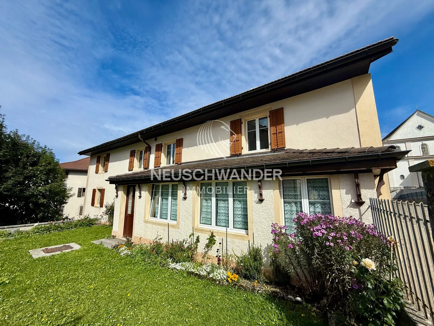 Income-generating building - Photo 1 of 13