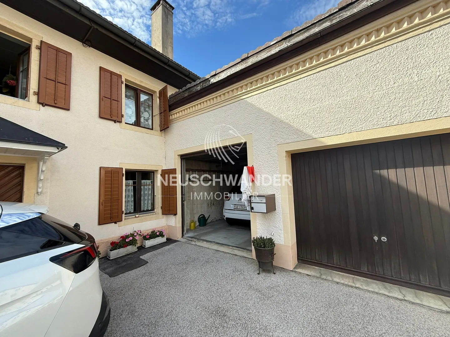 Income-generating building - Photo 2 of 13