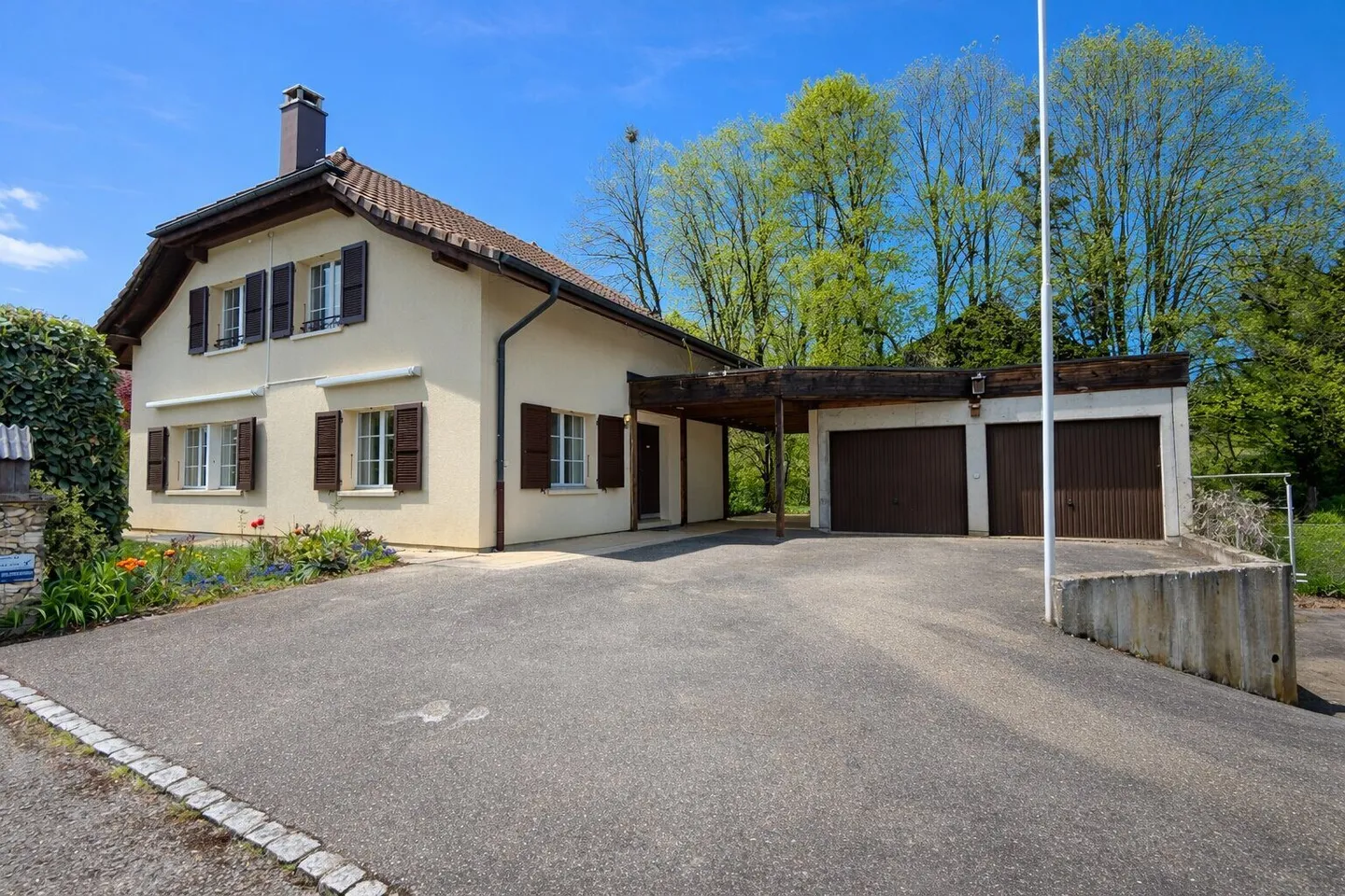 For sale 6.5-room house with garden and garages in Fahy - Photo 1 of 13