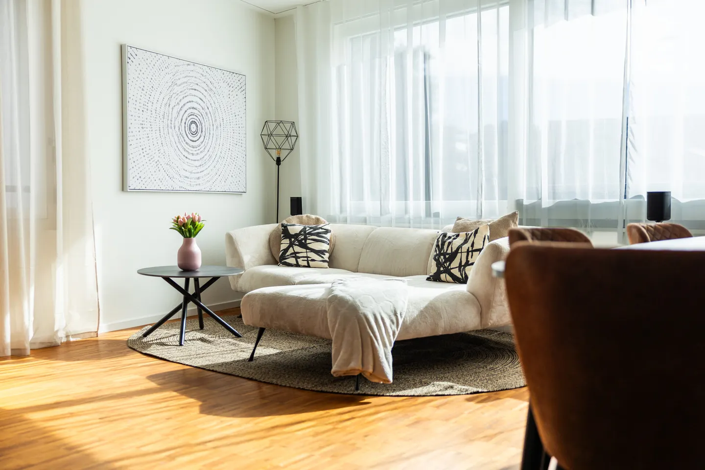 Appartement moderne de 4,5 pièces avec grande terrasse sur le toit et loggia - Photo 2 sur 13