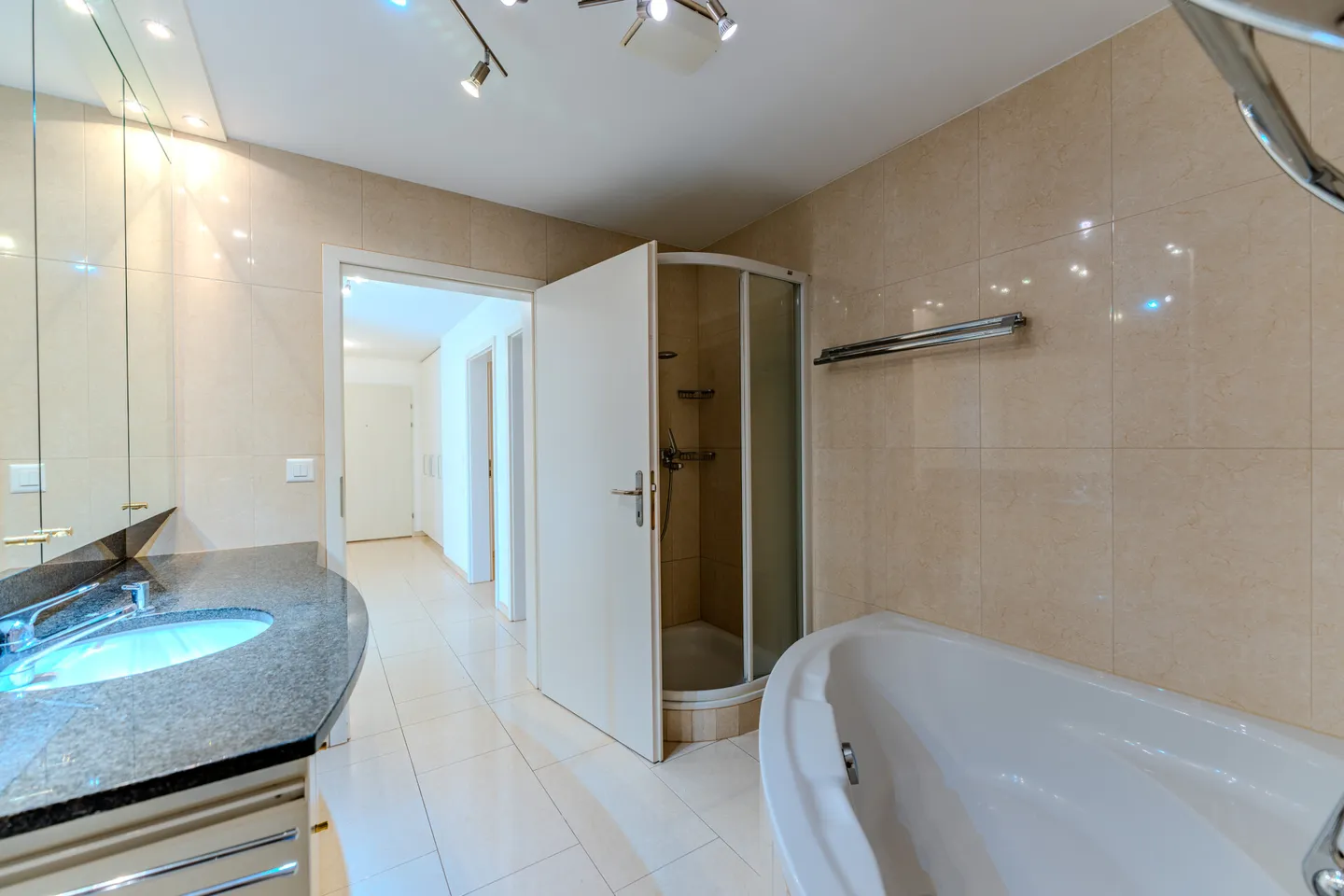 Spacious 3.5 Room Ground Floor Apartment with Cozy Fireplace - Photo 9 of 13