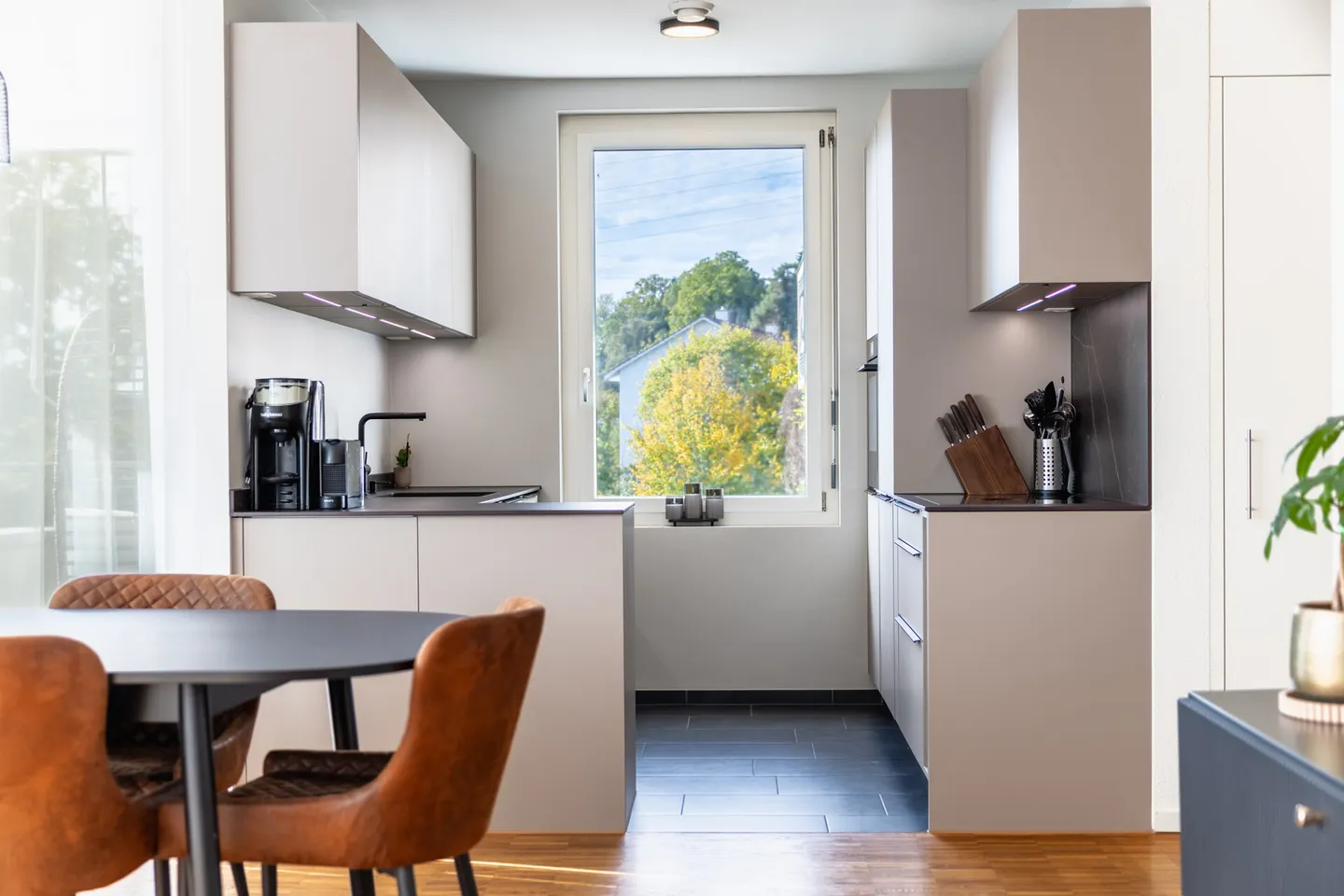 Appartement moderne de 4,5 pièces avec grande terrasse sur le toit et loggia - Photo 7 sur 13