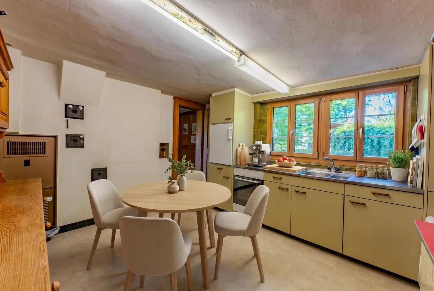 Unique house with a lot of renovation and expansion potential - Photo 5 of 13