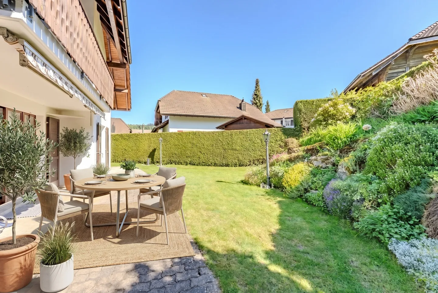 Maison familiale de 5,5 pièces dans le style d'une maison de campagne avec de grands espaces extérieurs - Photo 2 sur 13
