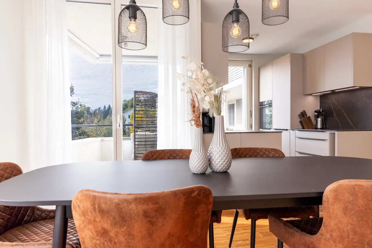 Appartement moderne de 4,5 pièces avec grande terrasse sur le toit et loggia - Photo 4 sur 13