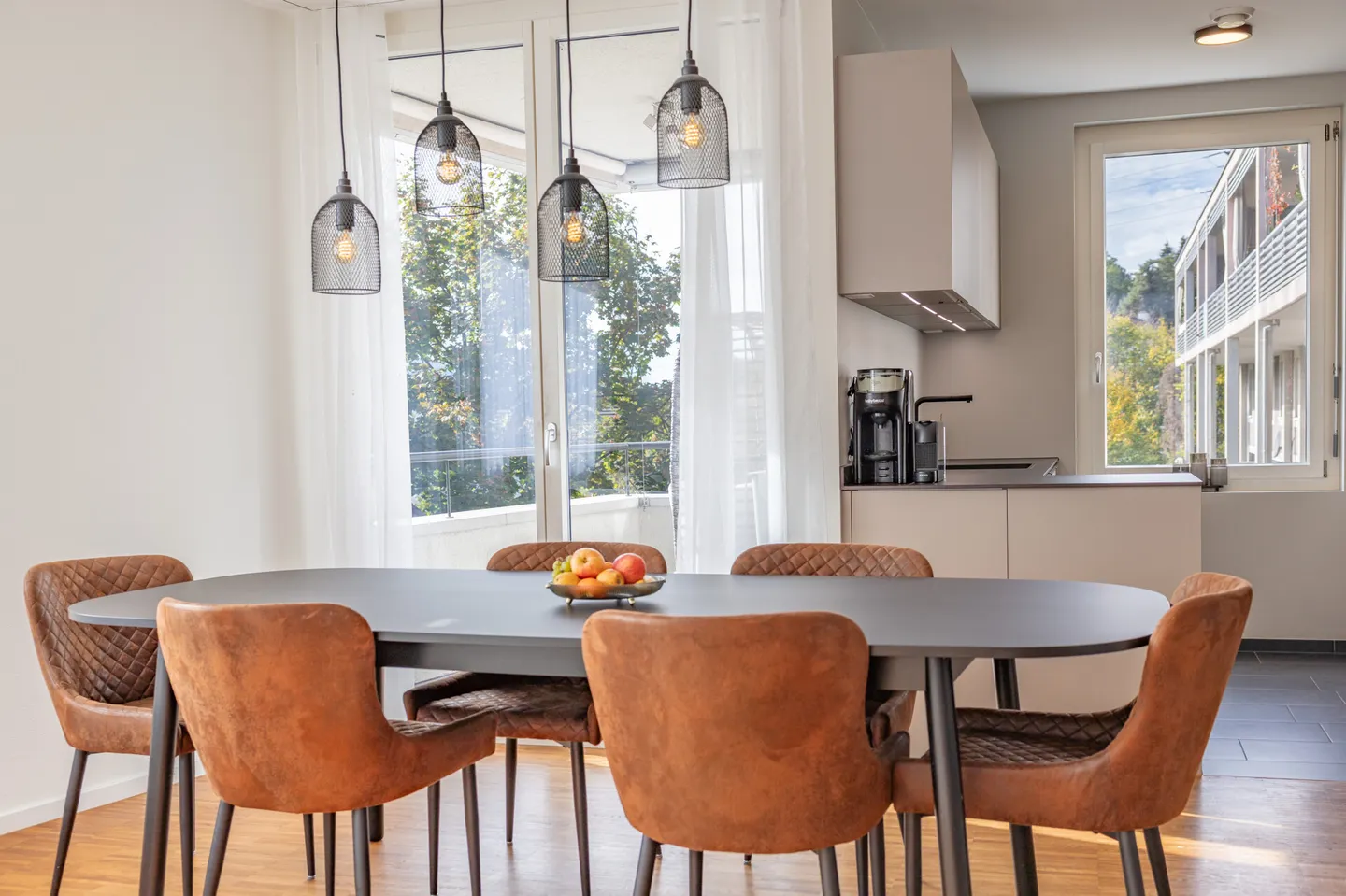 Appartement moderne de 4,5 pièces avec grande terrasse sur le toit et loggia - Photo 6 sur 13