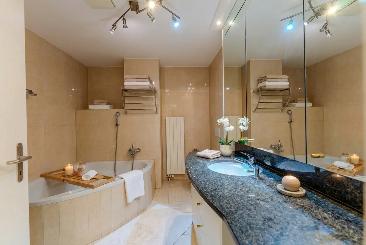 Spacious 3.5 Room Ground Floor Apartment with Cozy Fireplace - Photo 8 of 13