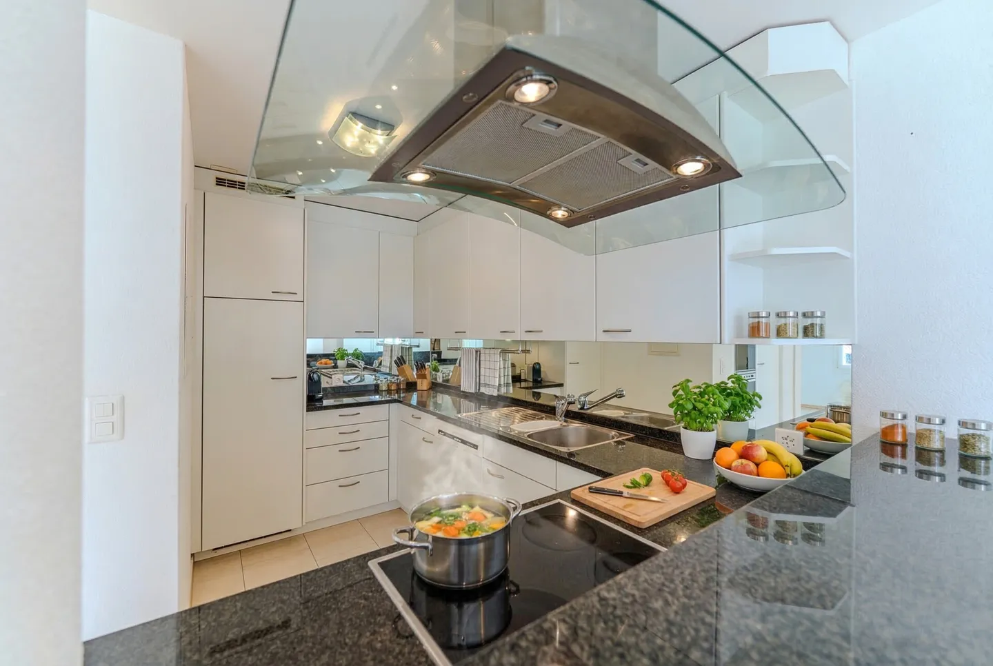 Spacious 3.5 Room Ground Floor Apartment with Cozy Fireplace - Photo 4 of 13