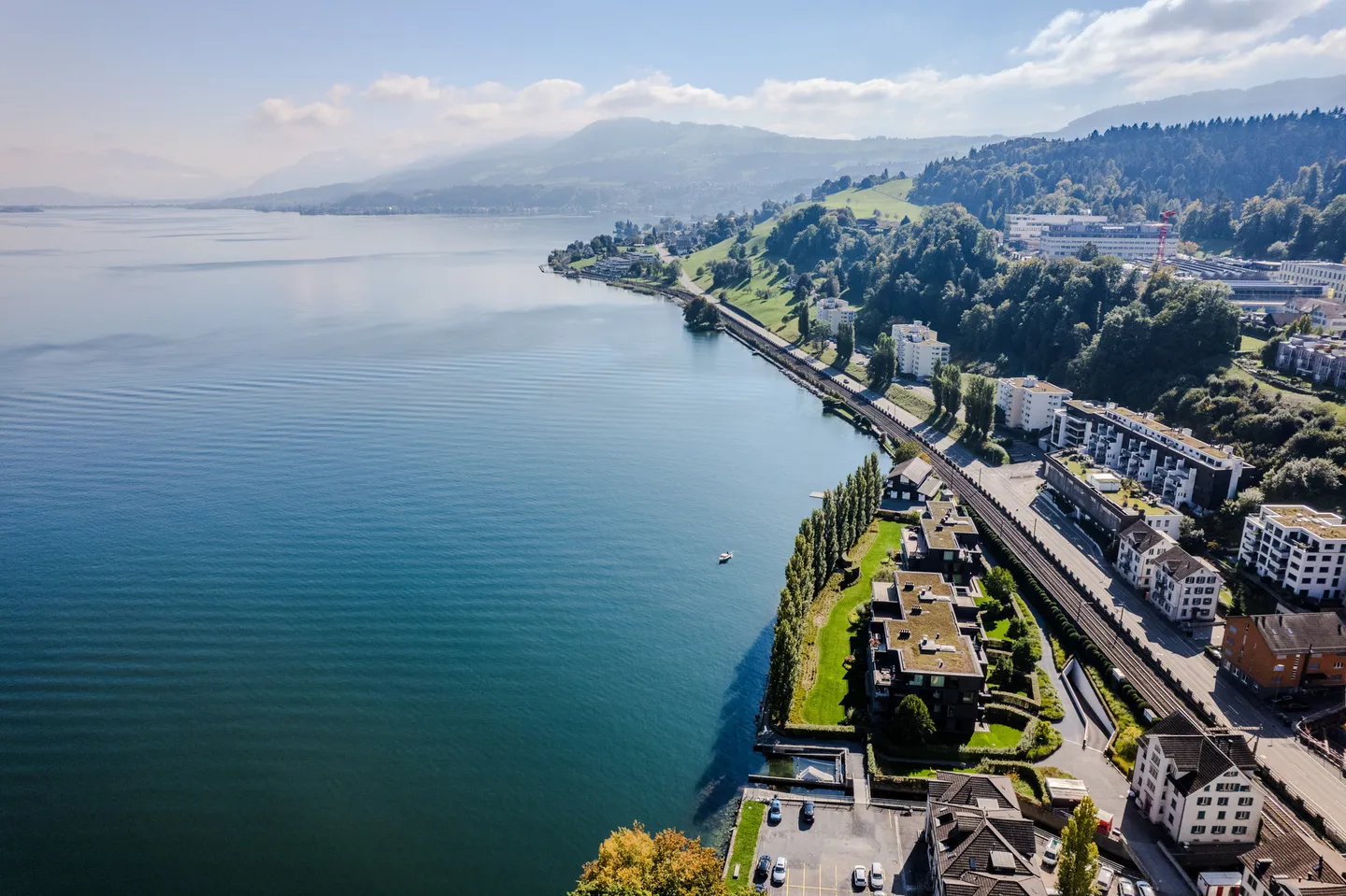 Appartamento lussuoso di 5,5 stanze con vista sul lago e sulle montagne in un parco esclusivo - Foto 1 di 13