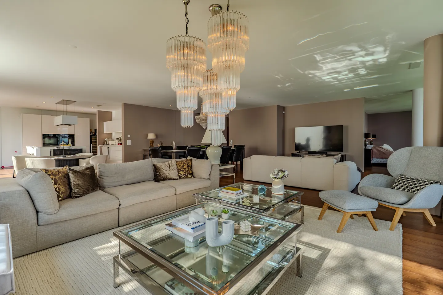 Luxurious 5.5-room apartment with lake and mountain views in exclusive park - Photo 1 of 13