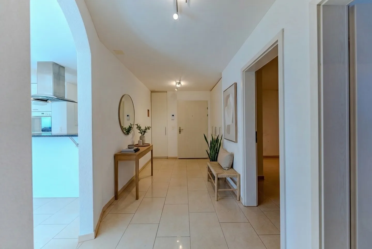 Spacious 3.5 Room Ground Floor Apartment with Cozy Fireplace - Photo 5 of 13