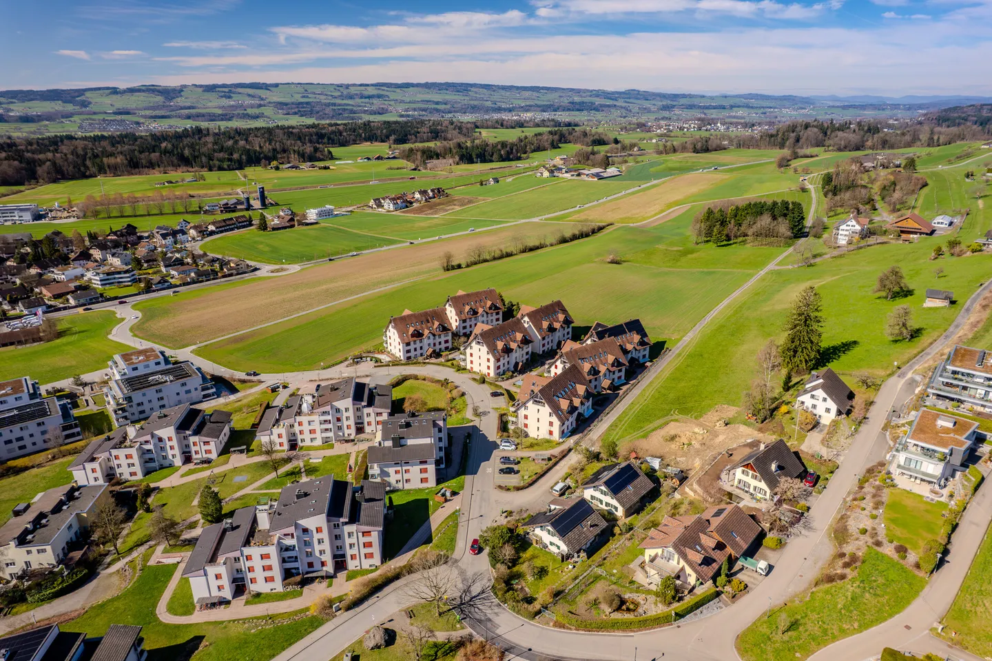 Spacious 3.5 Room Ground Floor Apartment with Cozy Fireplace - Photo 13 of 13