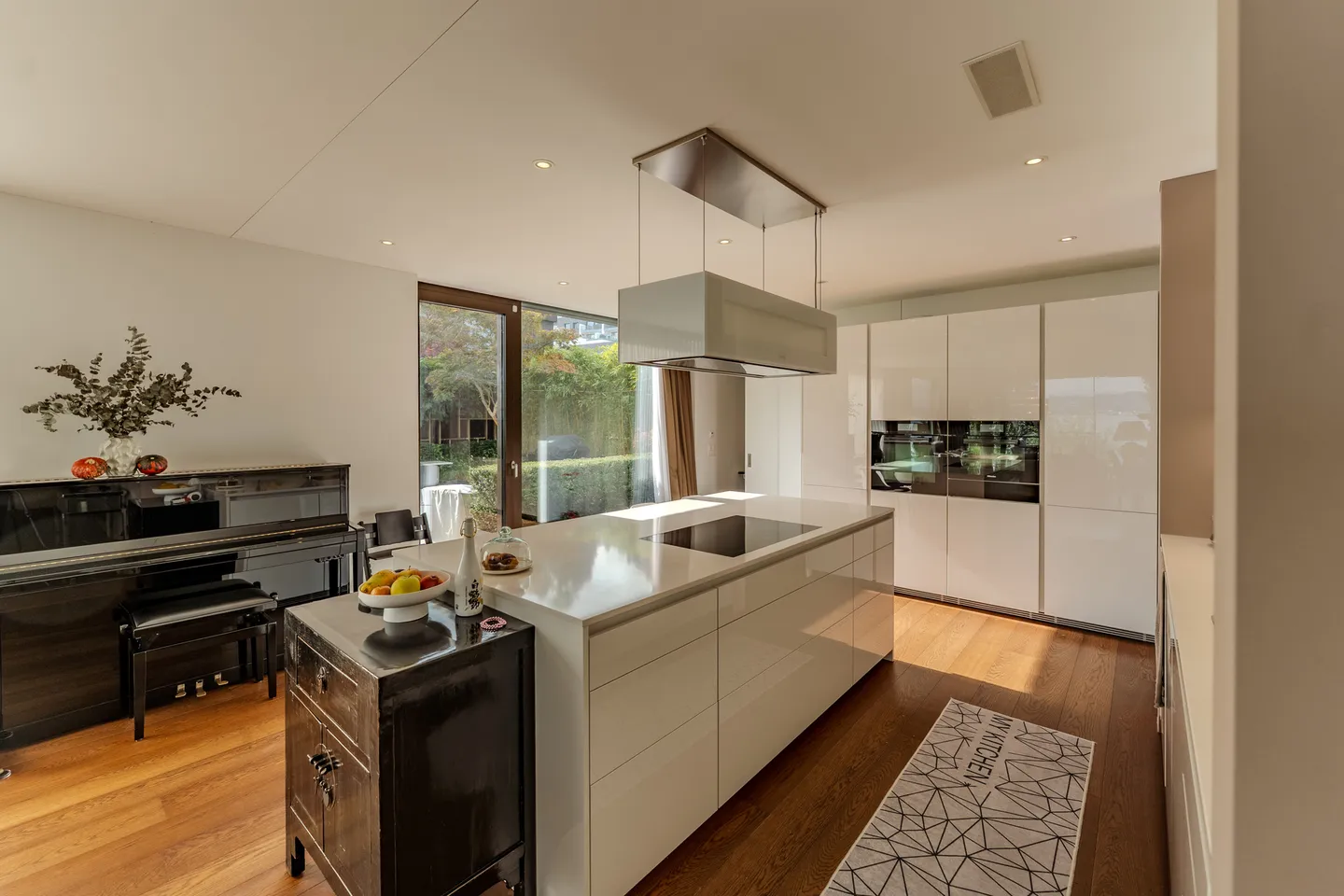 Luxurious 5.5-room apartment with lake and mountain views in exclusive park - Photo 6 of 13