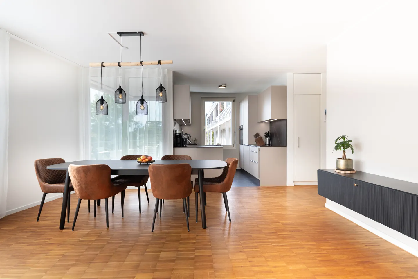 Appartement moderne de 4,5 pièces avec grande terrasse sur le toit et loggia - Photo 3 sur 13