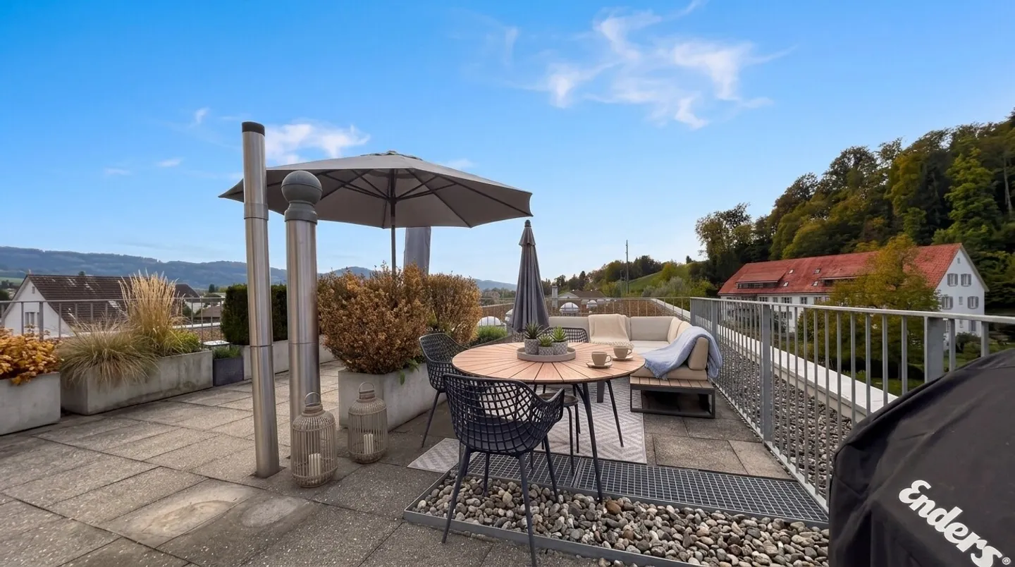Appartement moderne de 4,5 pièces avec grande terrasse sur le toit et loggia - Photo 12 sur 13