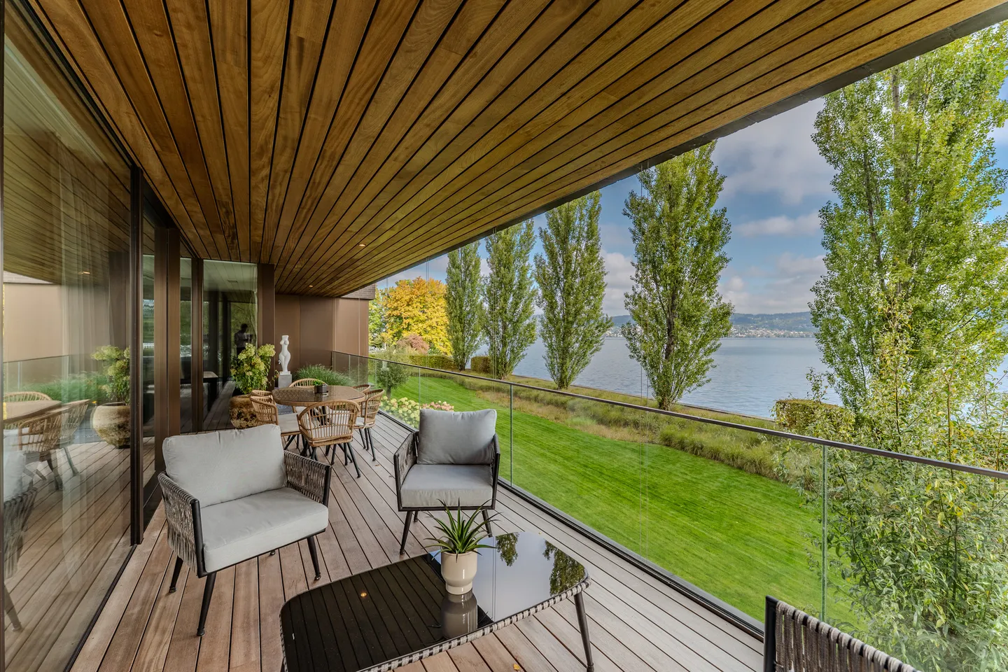 Luxurious 5.5-room apartment with lake and mountain views in exclusive park - Photo 9 of 13