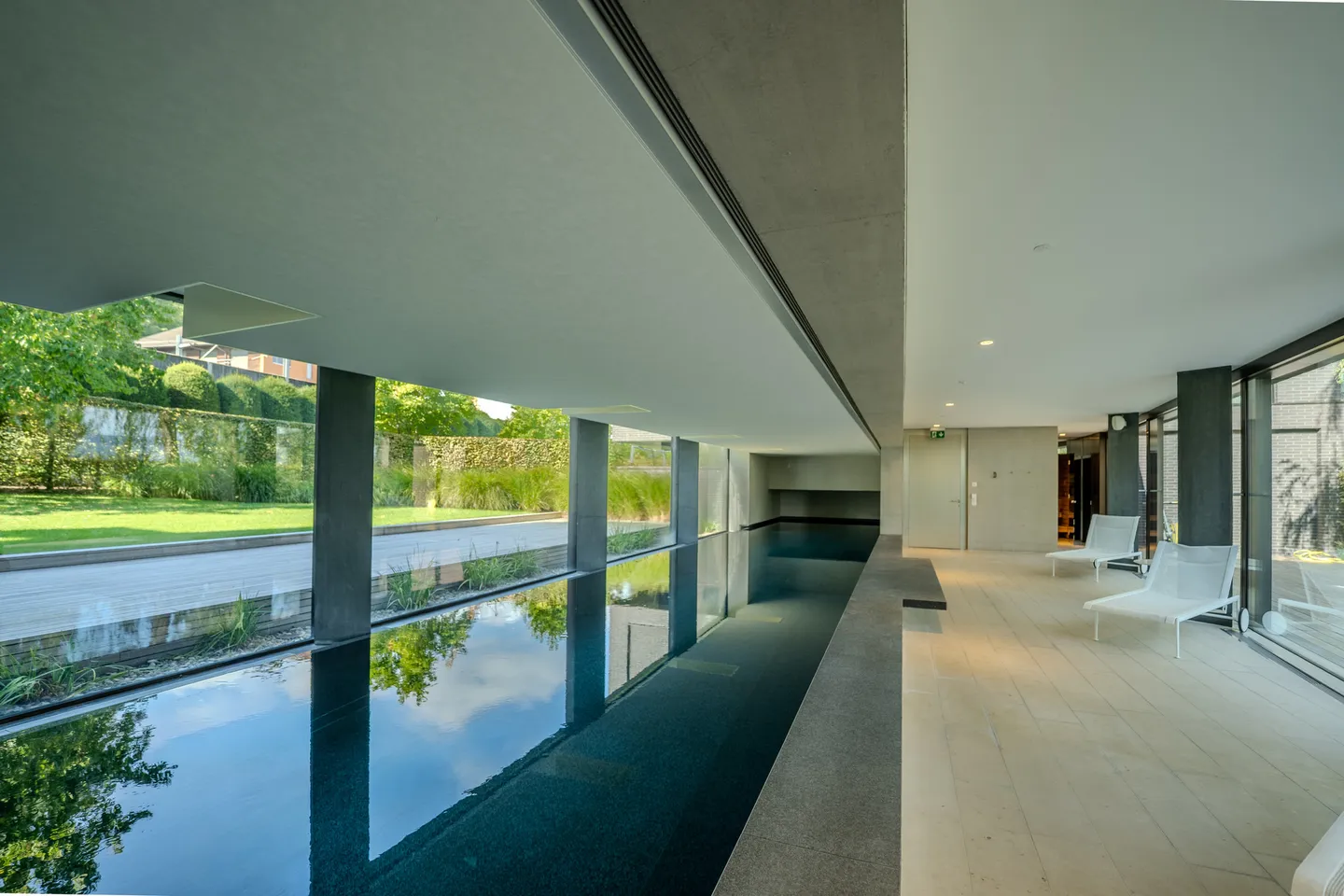 Luxurious 5.5-room apartment with lake and mountain views in exclusive park - Photo 12 of 13