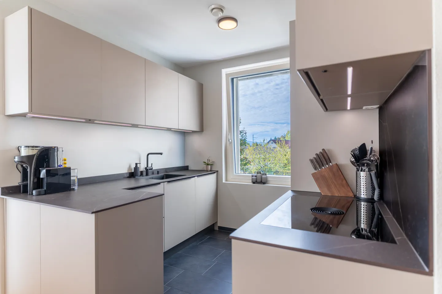 Appartement moderne de 4,5 pièces avec grande terrasse sur le toit et loggia - Photo 8 sur 13