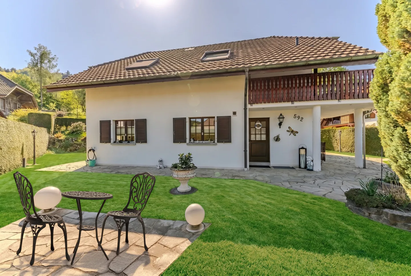 Maison familiale de 5,5 pièces dans le style d'une maison de campagne avec de grands espaces extérieurs - Photo 1 sur 13