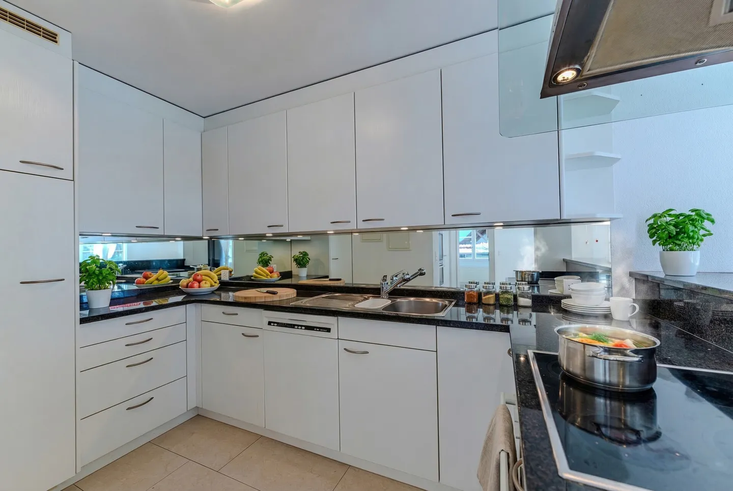 Spacious 3.5 Room Ground Floor Apartment with Cozy Fireplace - Photo 3 of 13