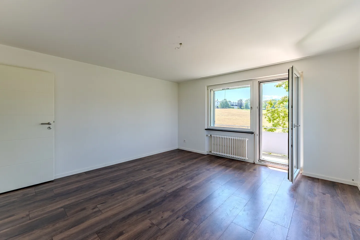 Versatile two-family house living with a separate apartment or for m - Photo 6 of 13