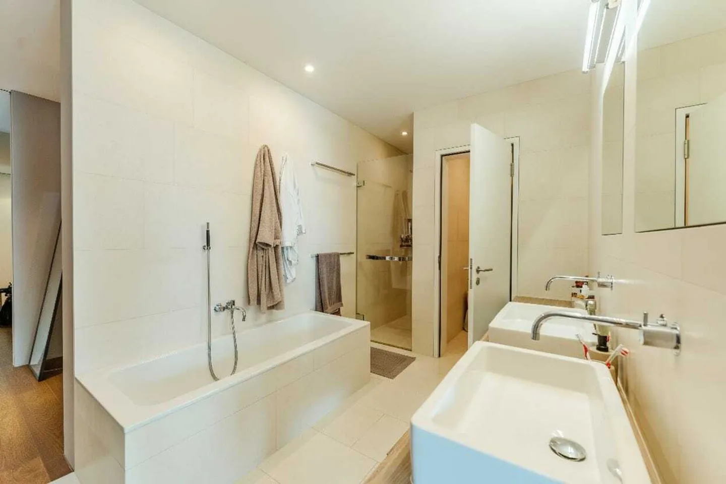 Luxurious 5.5-room apartment with lake and mountain views in exclusive park - Photo 8 of 13