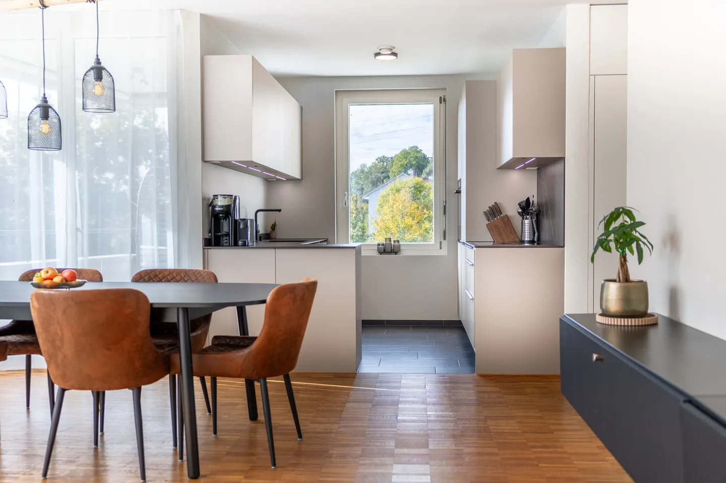 Appartement moderne de 4,5 pièces avec grande terrasse sur le toit et loggia - Photo 5 sur 13