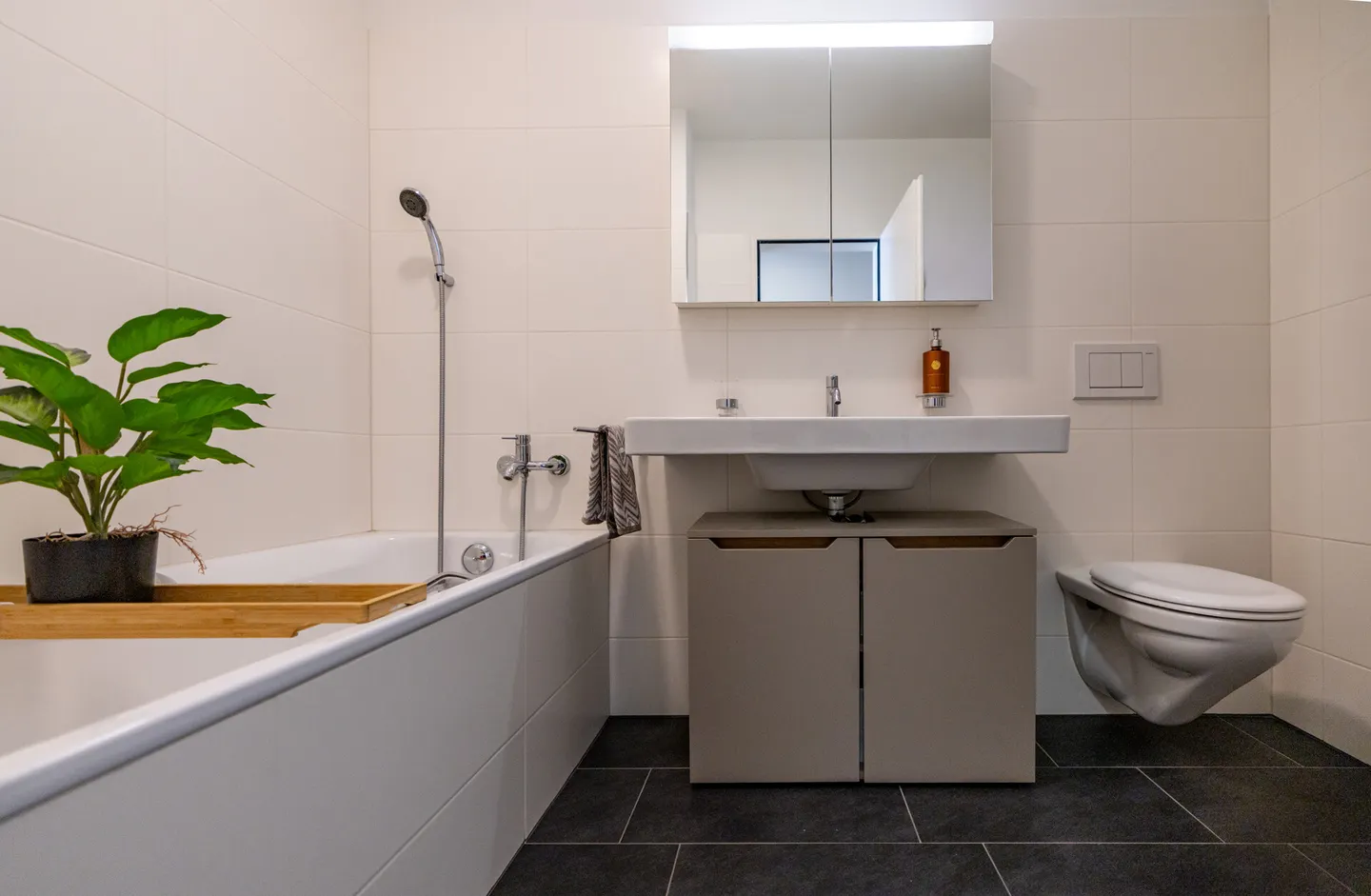 Appartement moderne de 4,5 pièces avec grande terrasse sur le toit et loggia - Photo 10 sur 13
