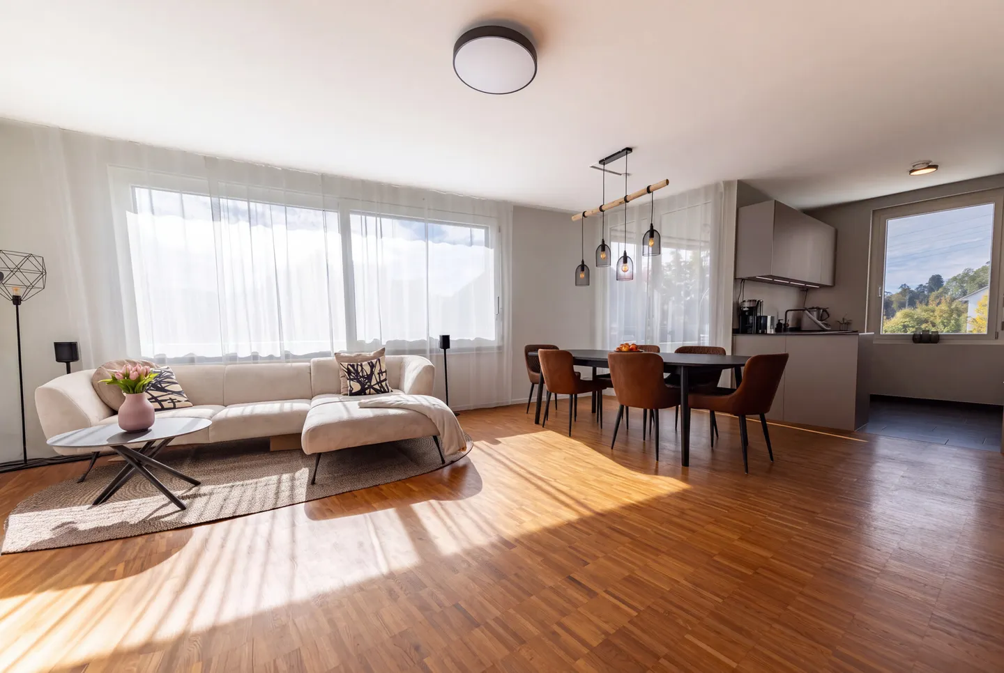 Appartement moderne de 4,5 pièces avec grande terrasse sur le toit et loggia - Photo 1 sur 13
